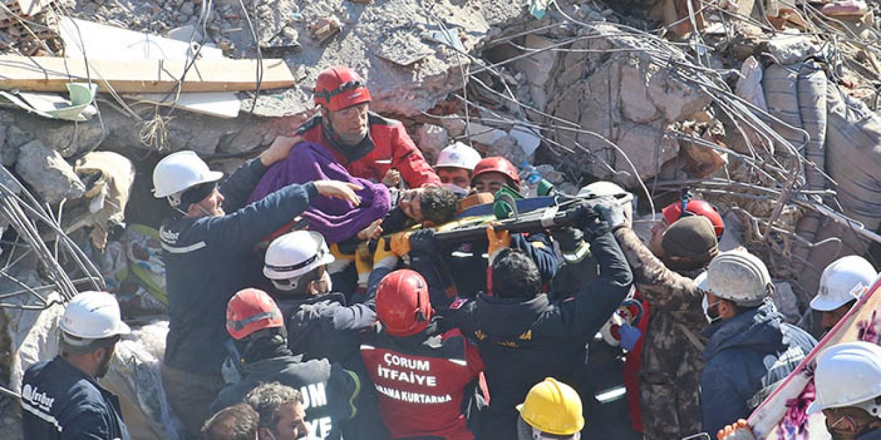 151 saat sonra enkazdan çocuk kurtarıldı