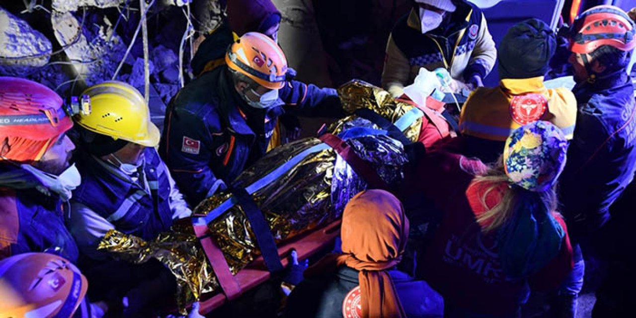 Enkaz altındaki kadın 170 saatin ardından sağ çıkarıldı