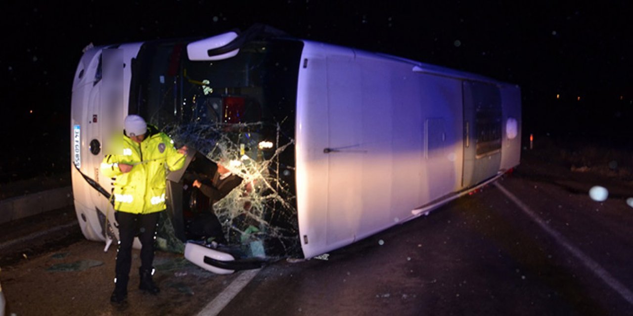 Devrilen yolcu otobüsü metrelerce sürüklendi: 30 yaralı