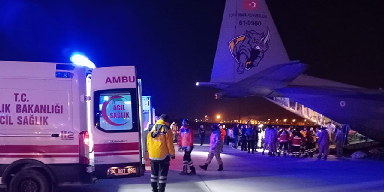 Askeri kargo uçağı ile 49 yaralı depremzede taşındı