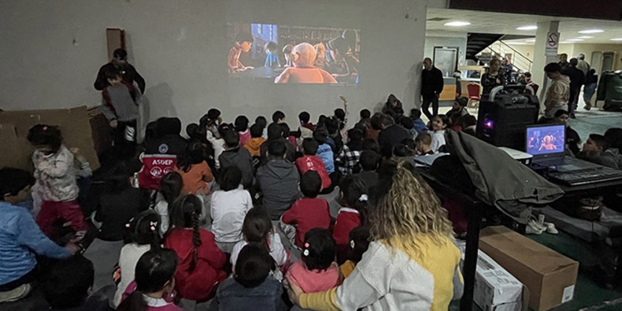 Adana’da depremzede çocuklara sinema etkinliği