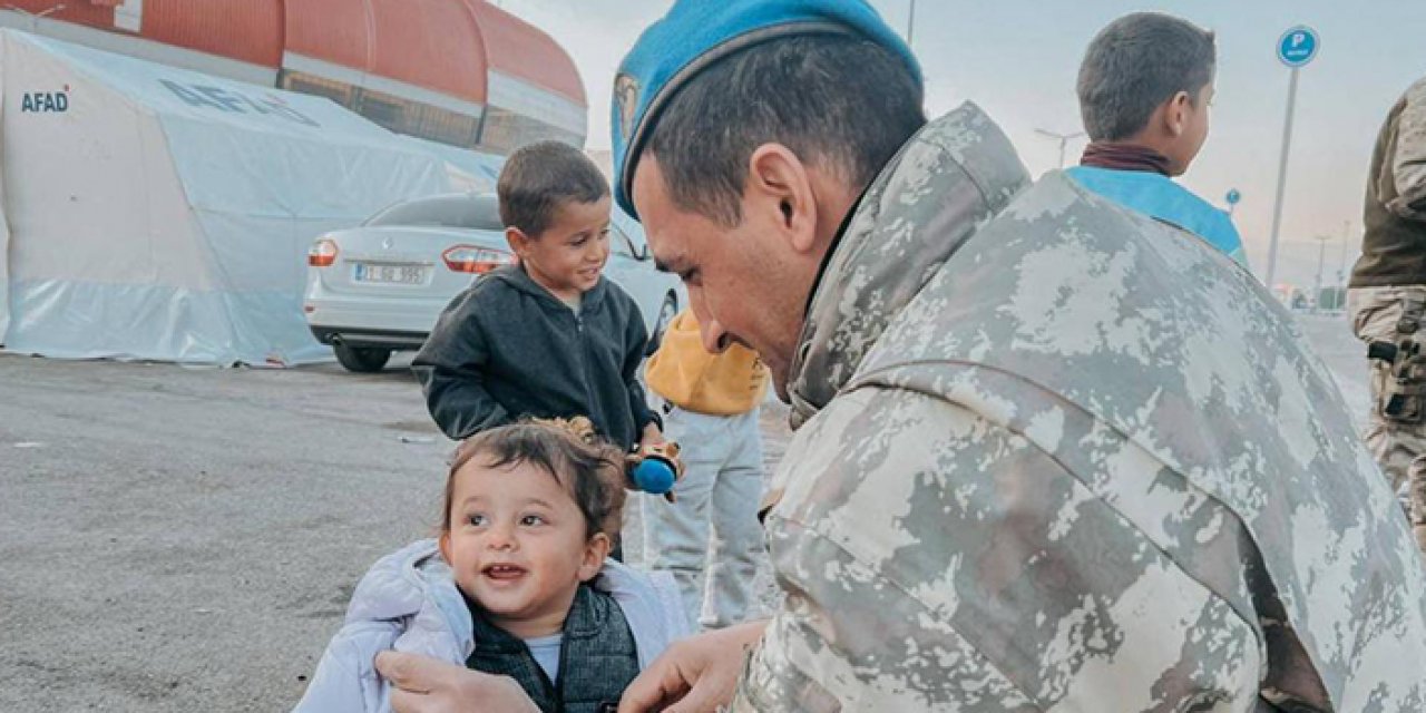 Mehmetçik çocukların yüzünü güldürdü