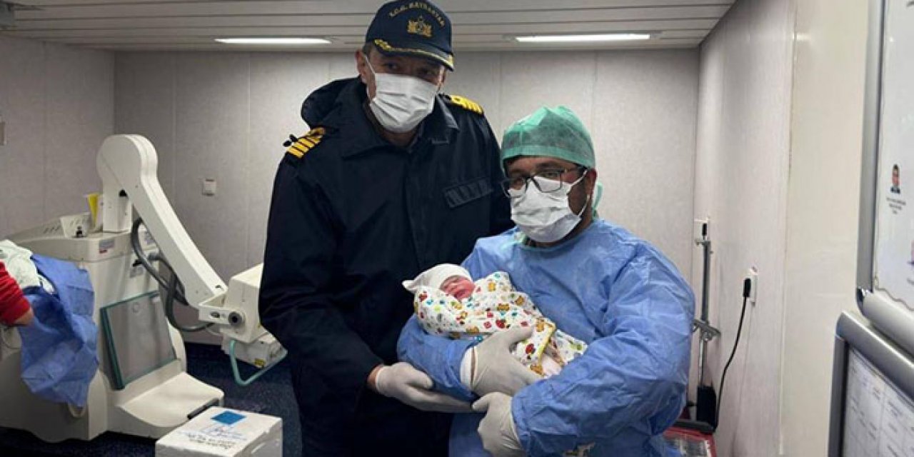 Hamile depremzede savaş gemisinde doğum yaptı