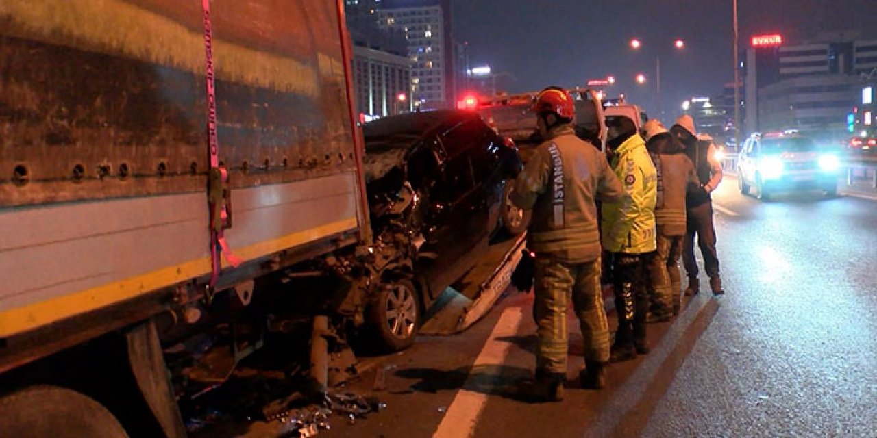 İstanbul’da otomobil TIR’a arkadan çarptı: 5 yaralı