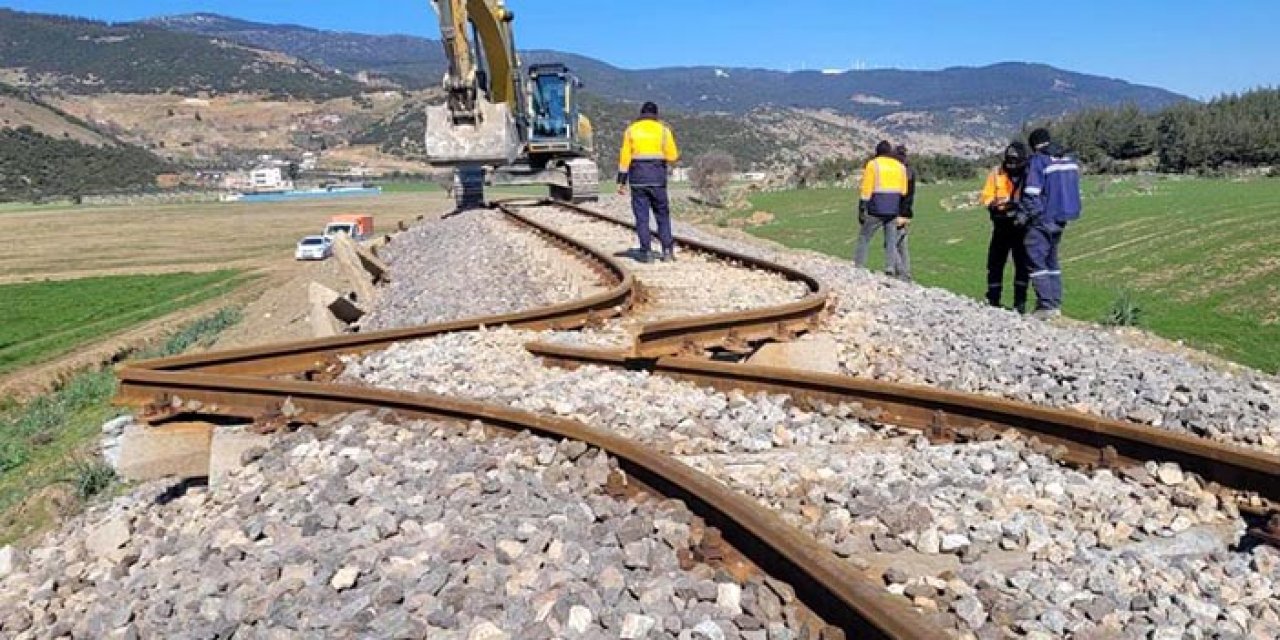 Hasarlı demir yolları onarılıyor