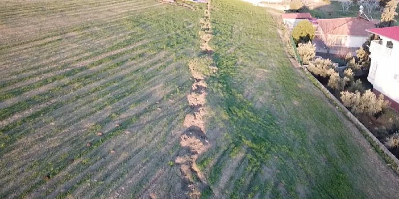 Kahramanmaraş’ta köy ortadan ikiye ayrıldı