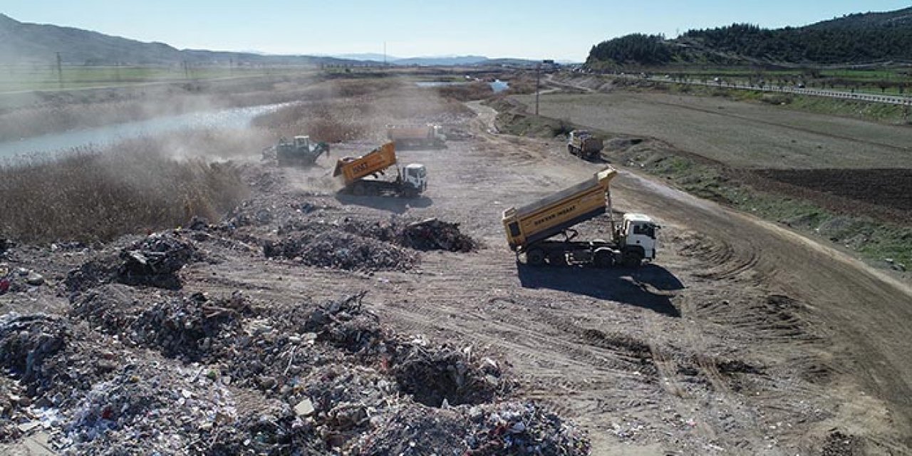 Deprem enkazı şehir dışına taşınıyor