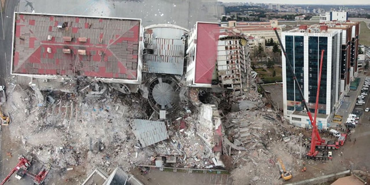 Yaptıkları binanın altında kalan 2 müteahhit öldü