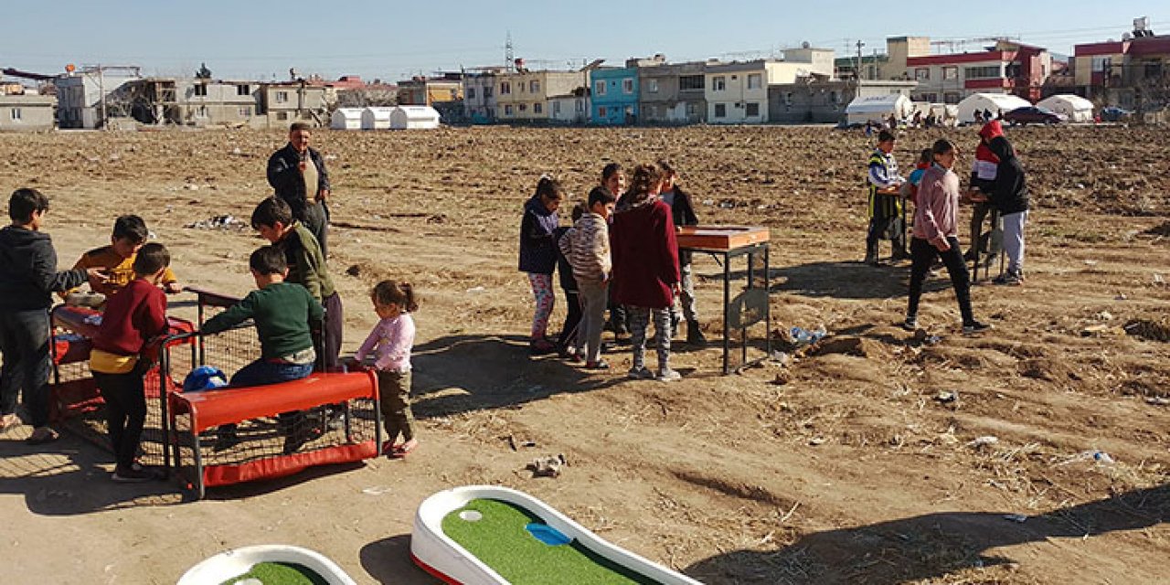 Her gün farklı noktada depremzede çocuklara oyun parkuru