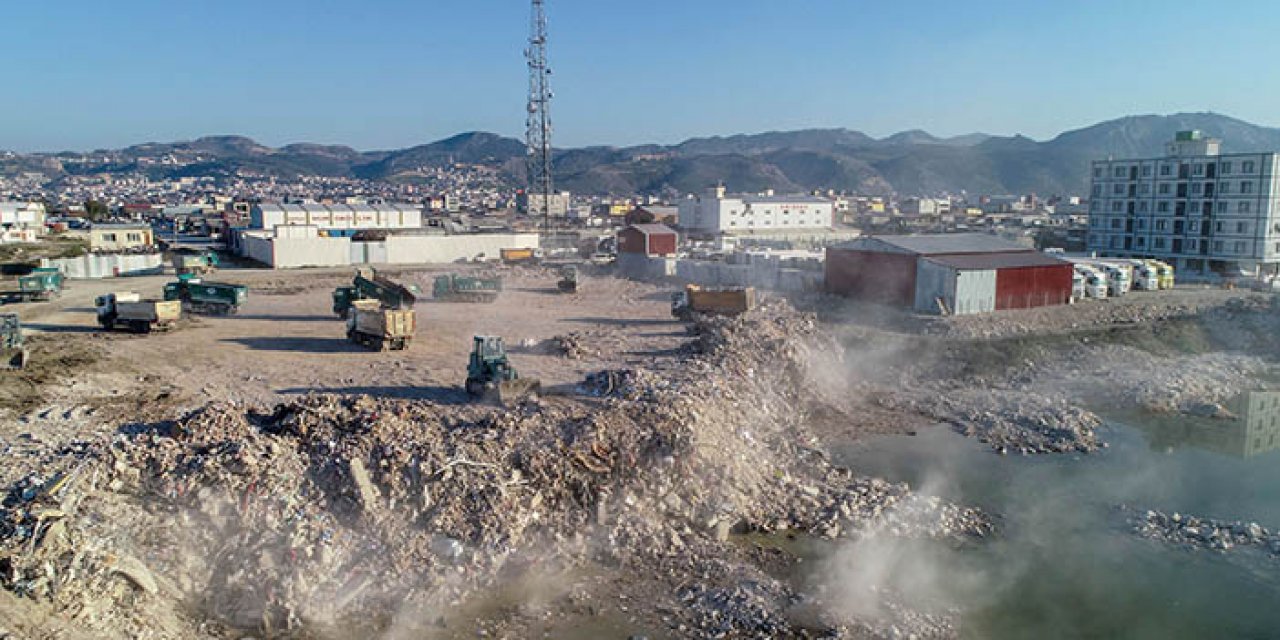 Enkazlardan çıkan molozlar boş alanlara dökülüyor