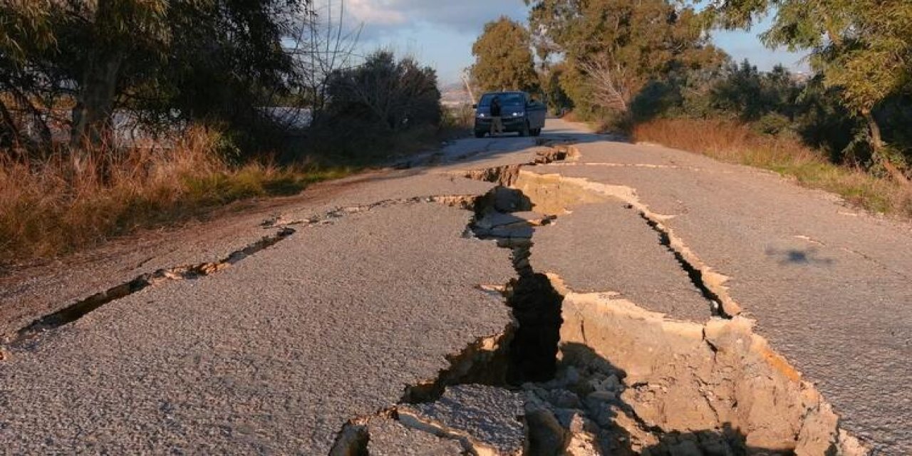 Hatay'da 3 kilometrelik yol çöktü