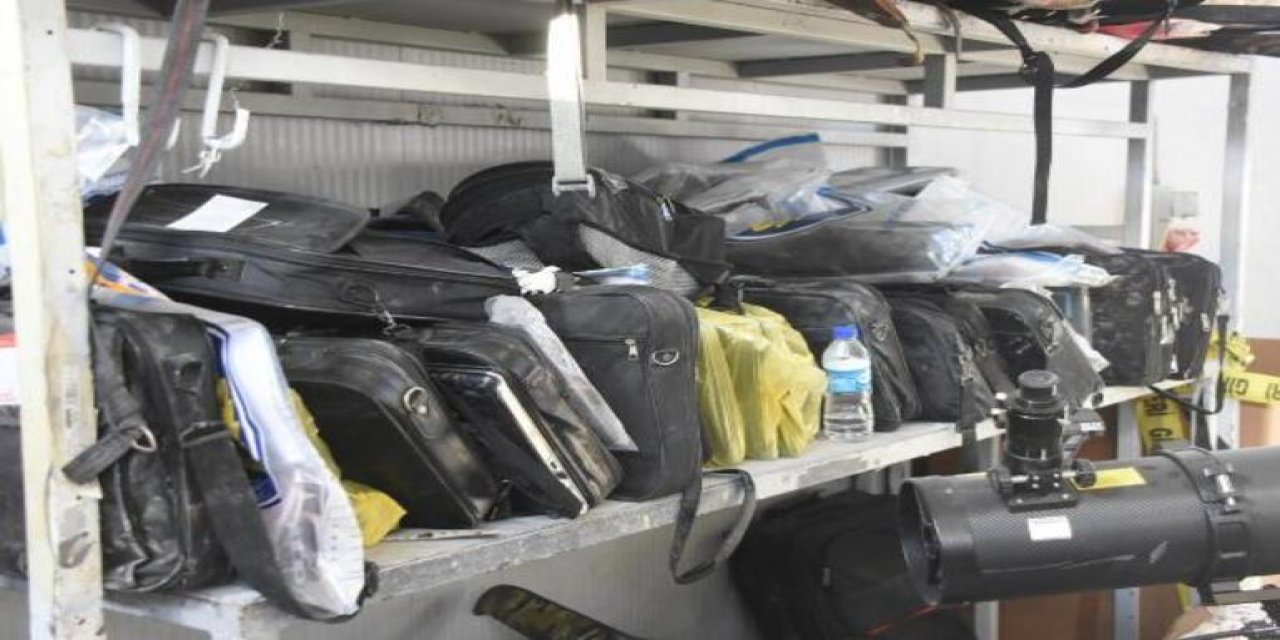 Enkazdan çıkan eşyalar polisler tarafından muhafaza ediliyor