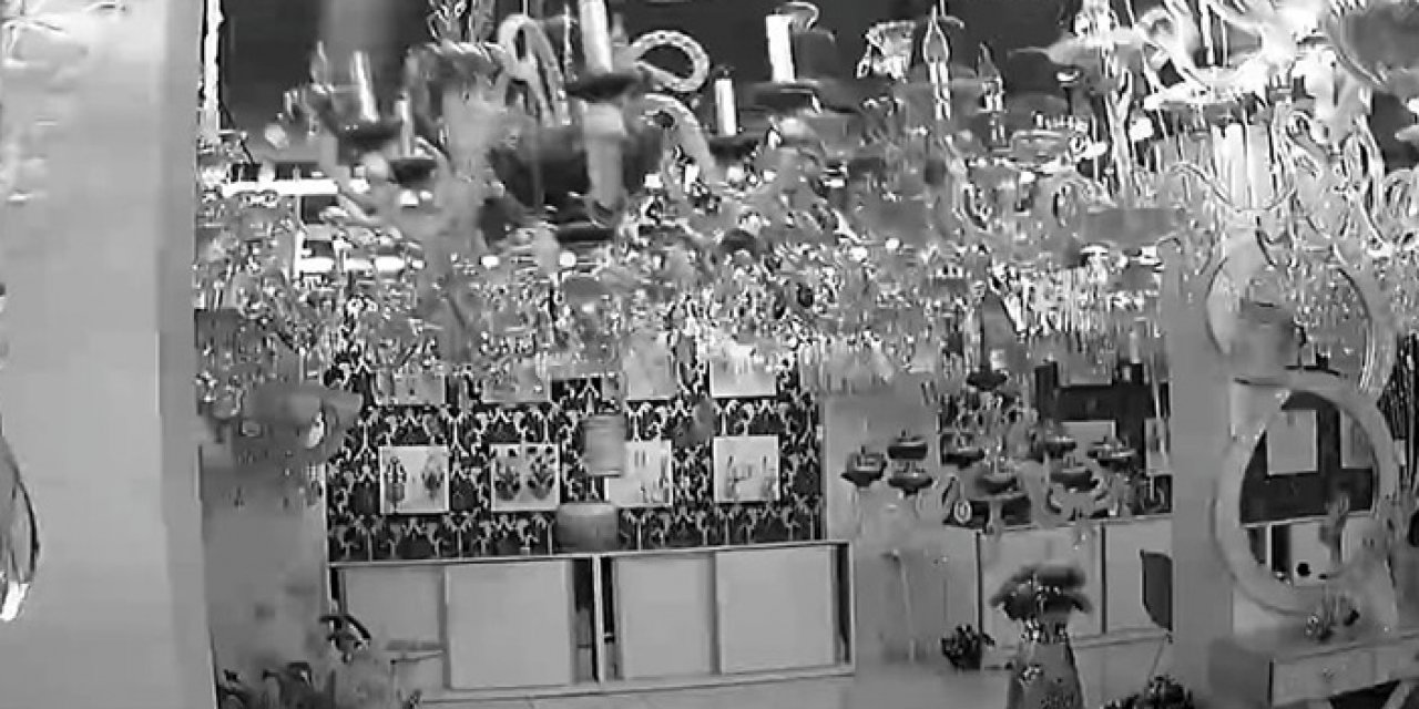 Asrın depreminden avize dükkanı hasarsız kurtuldu