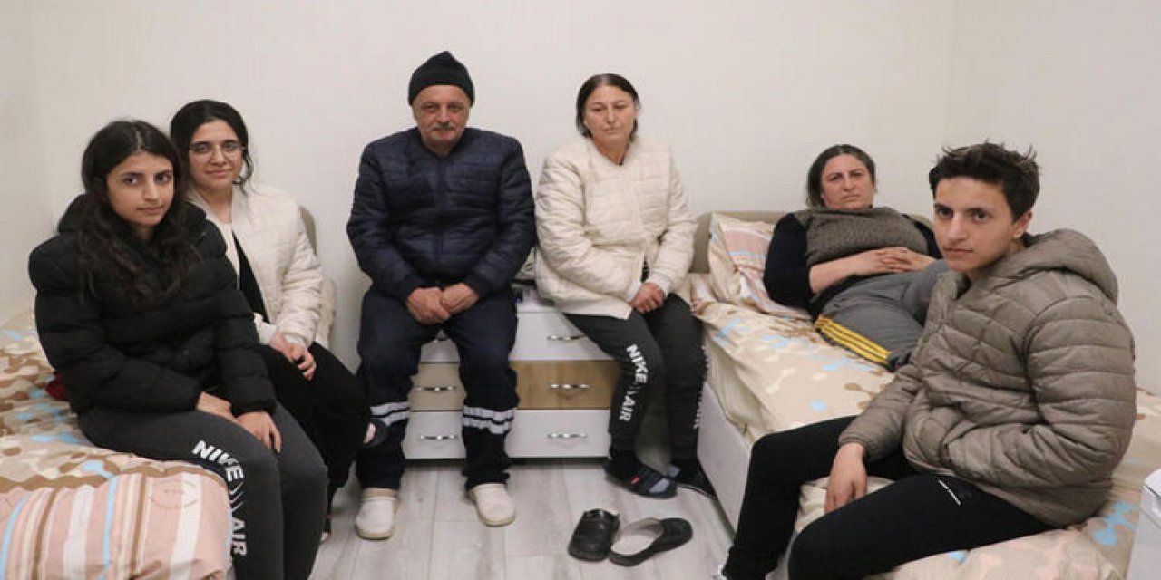 Hatay'da enkazda kalan bir aile, tırnaklarıyla kazıdıkları delikten çıktılar