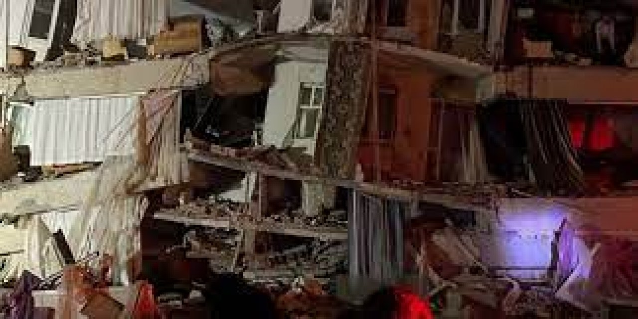 Eşyalarını almak isterken 3 kişi enkaz altında kaldı