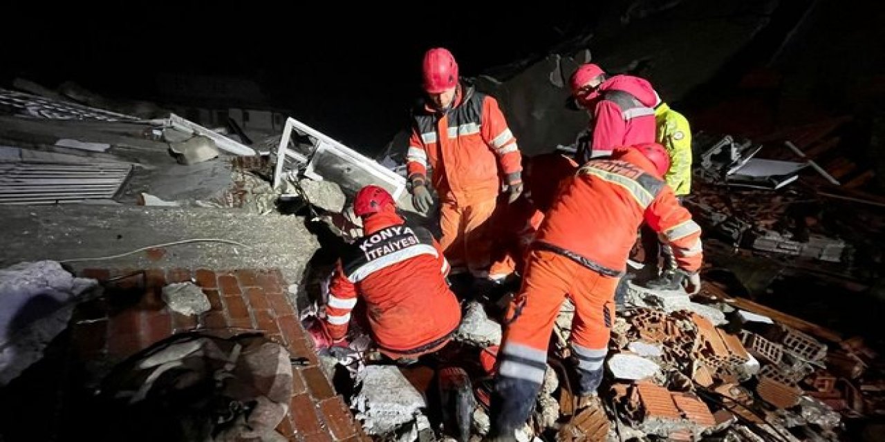 Enkazda kalan 3 kişi için arama kurtarma çalışması devam ediyor