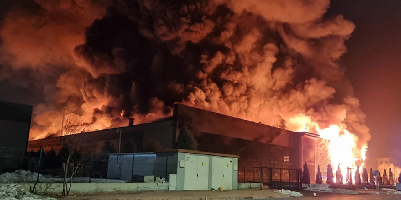 Plastik fabrikası alev alev yandı: Kullanılamaz hale geldi