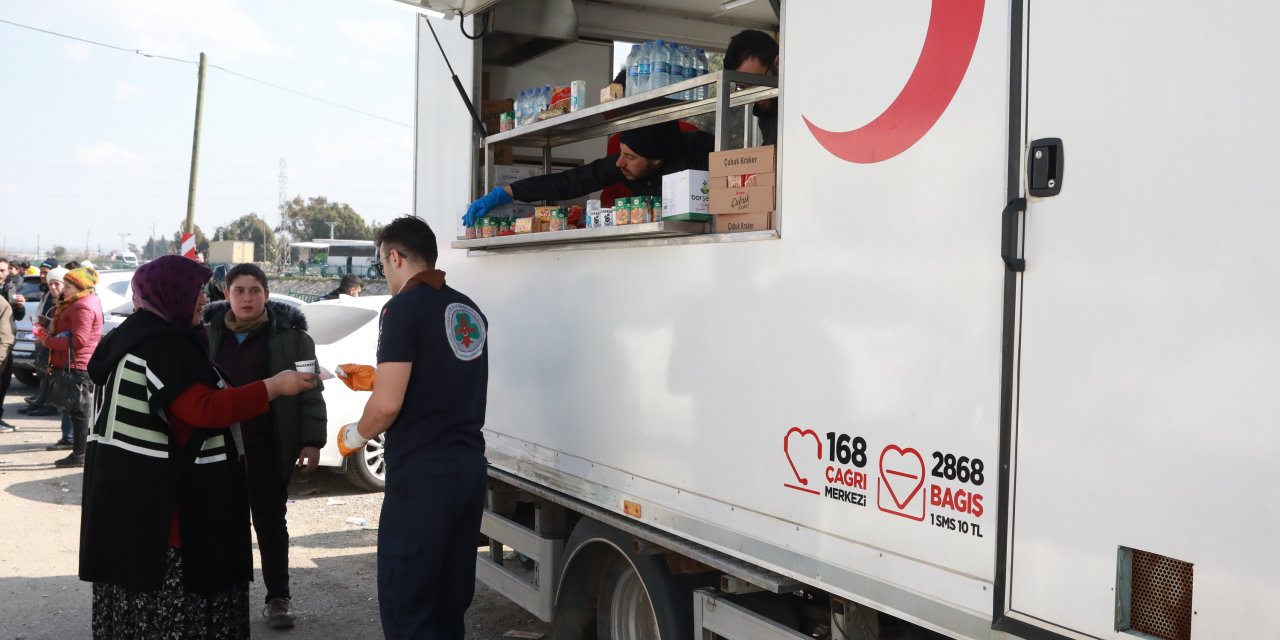 İzciler ve Kızılay ekipleri afet bölgesinde el ele çalışıyor