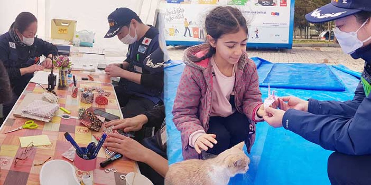 Japon ekip çocuklara origami öğretiyor