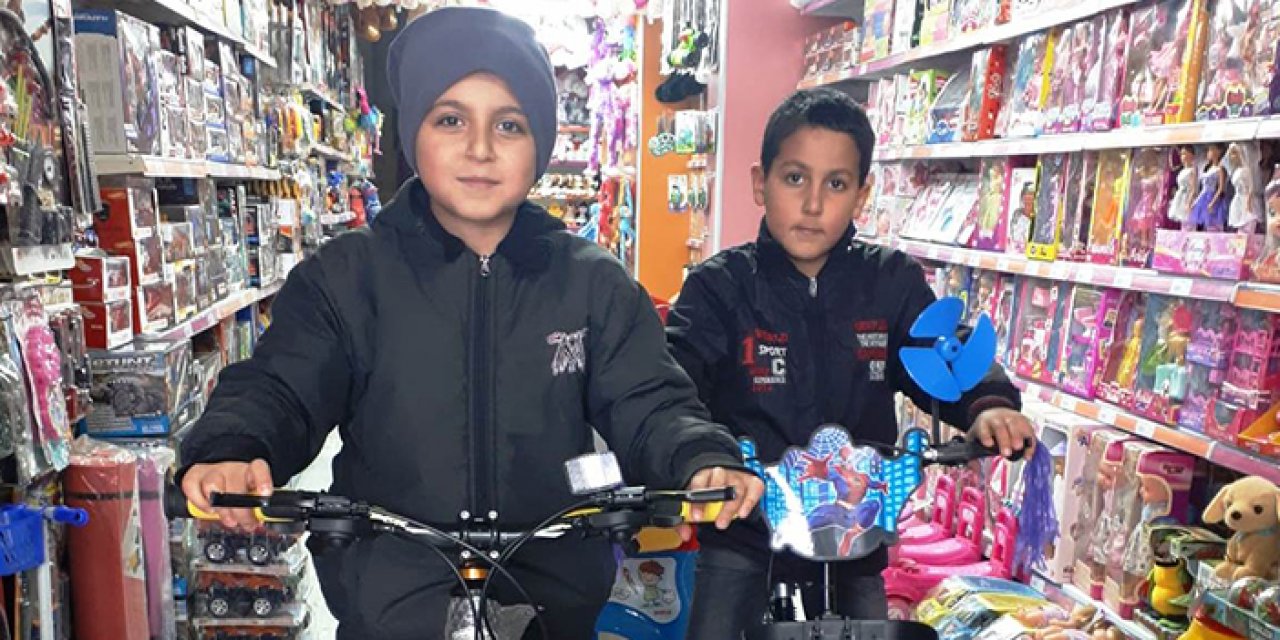 Depremzedelere bağış yapan gençlere bisiklet sürprizi