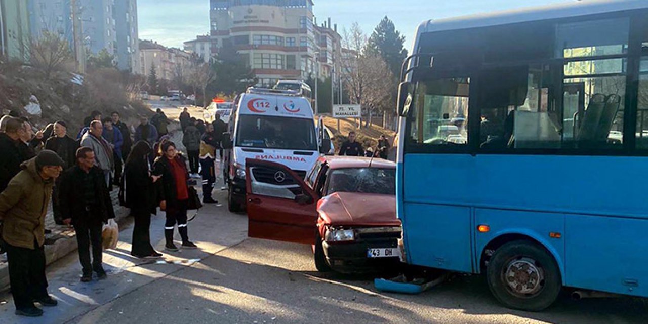 Kütahya’da halk otobüsü ile otomobil kafa kafaya girdi