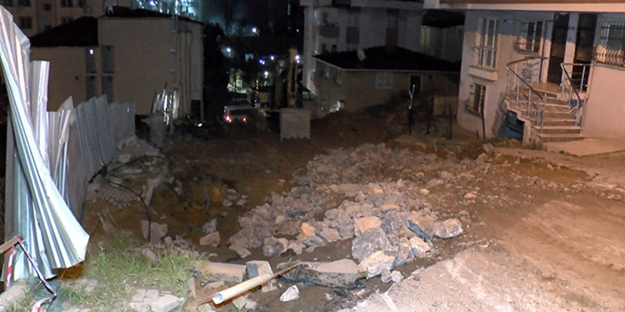 İstanbul’da kazı yaparken yol çöktü