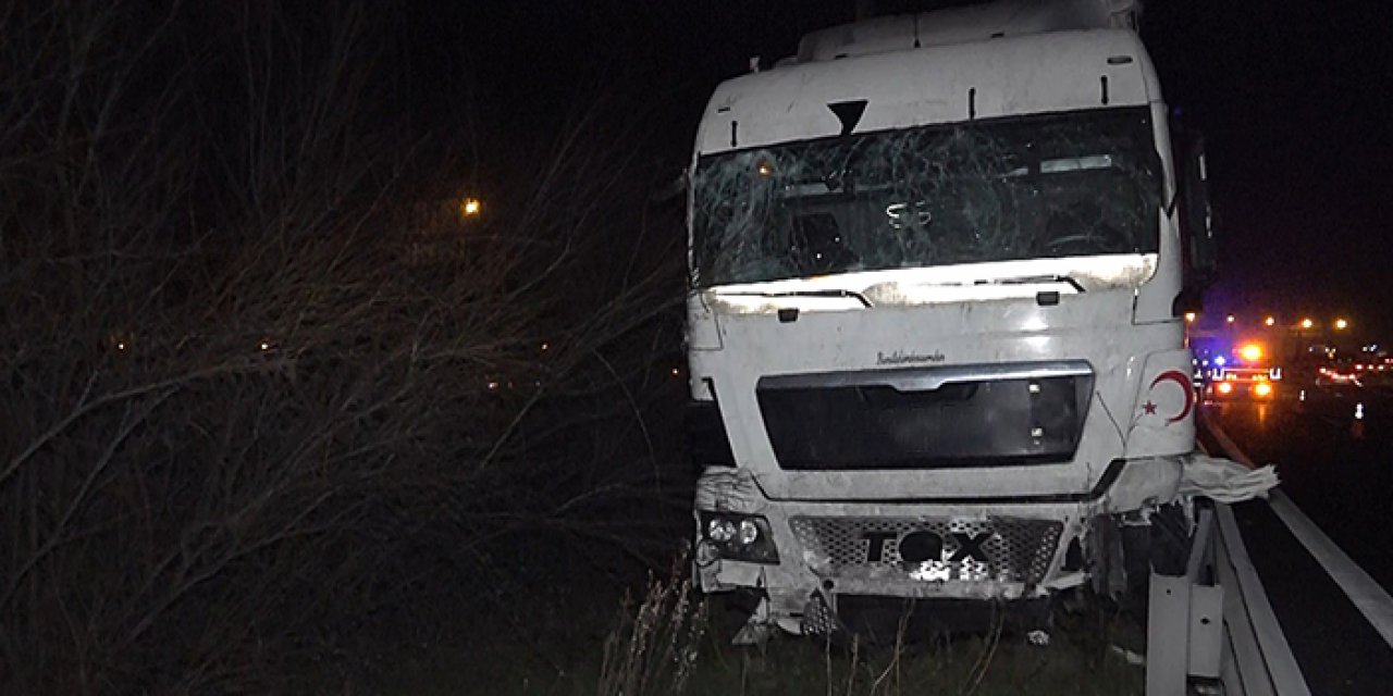 Düzce'de yardım TIR’ı kaza yaptı destek paketleri etrafa saçıldı