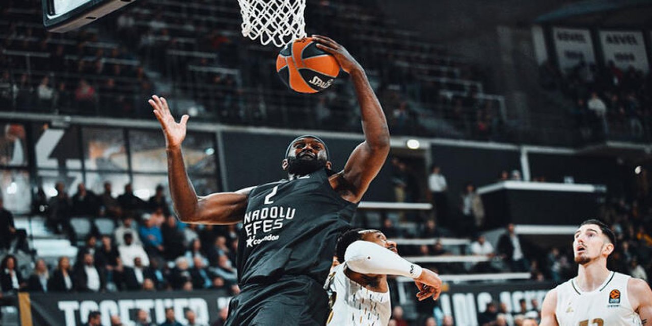 Anadolu Efes Fransa temsilcisini tek fark ile geçti