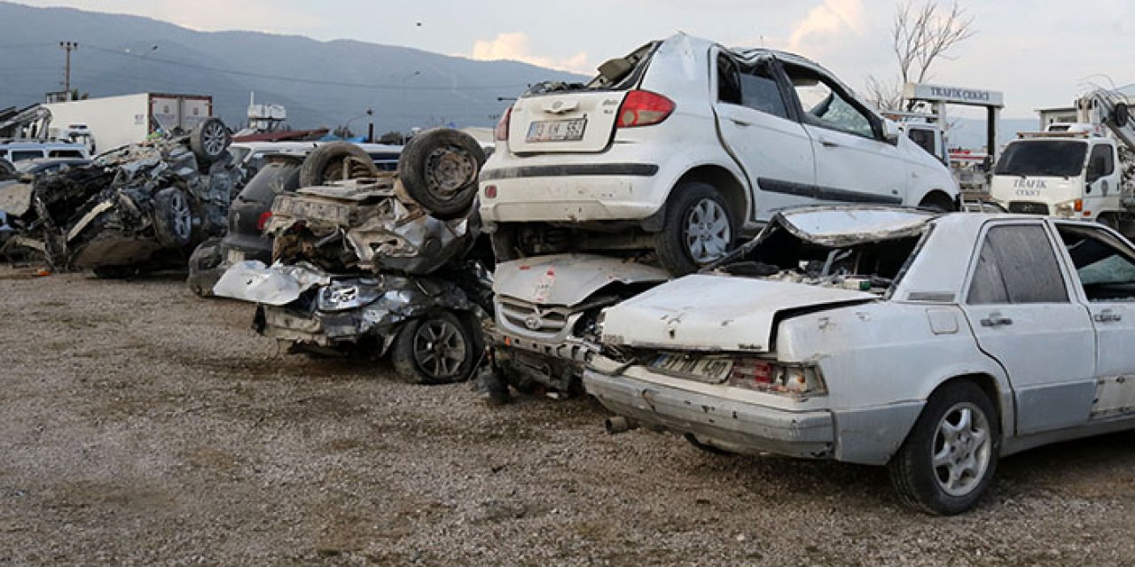 Depremde hurdaya dönen araçlar toplanıyor