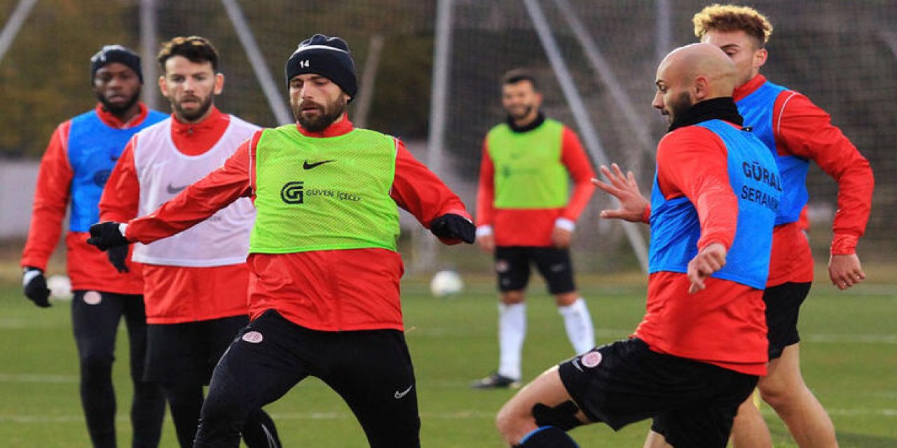 2 kez ertelenen maçta Antalyaspor - Beşiktaş'ı ağırlayacak