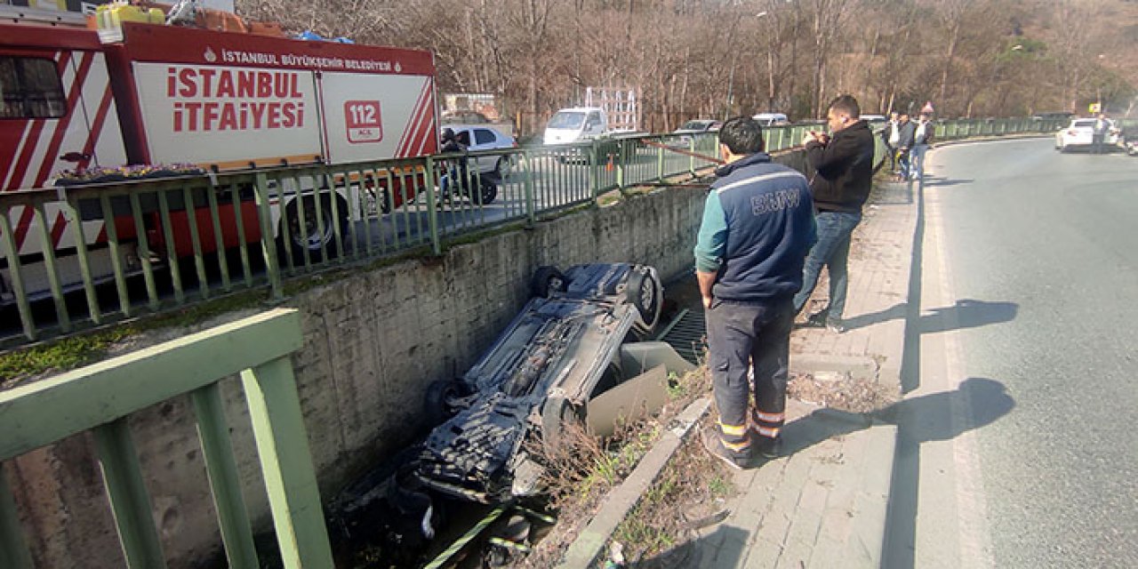 Korkuluklara çarpan otomobil dereye uçtu