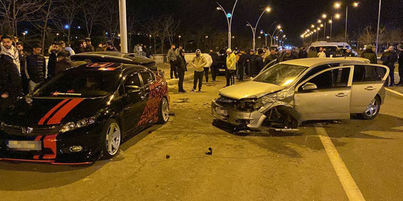 Yarışan 2 otomobil 4 araca çarptı: 5 yaralı