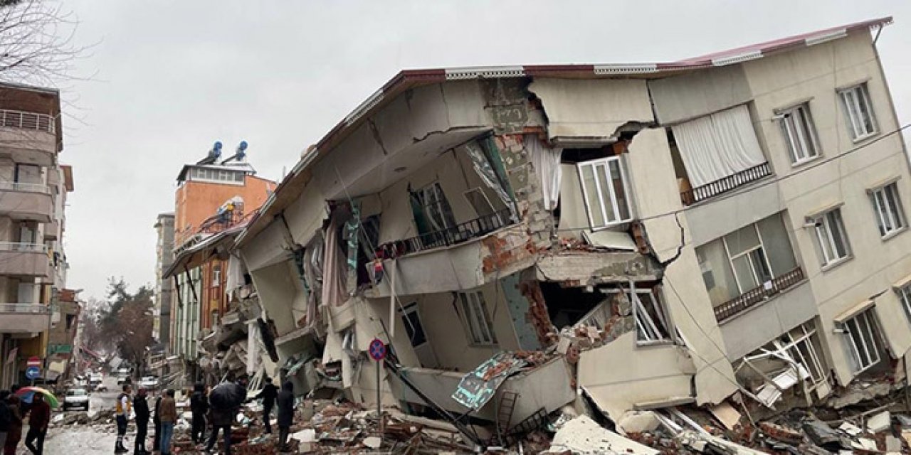 Eşya almaya çıkan baba kız enkaz altında kaldı