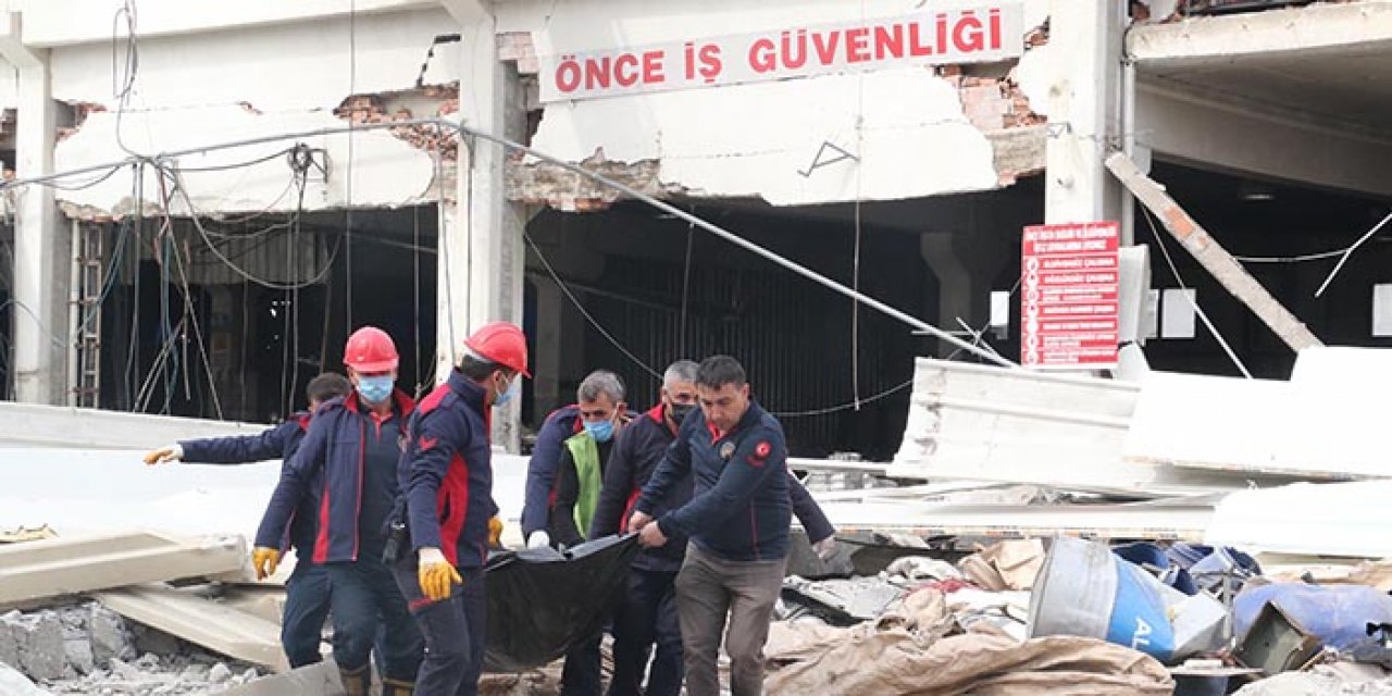 Kahramanmaraş'ta ağır hasarlı bina işçilerin üstüne çöktü