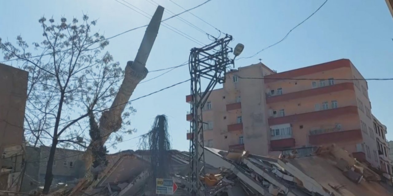 Adıyaman’da hasarlı cami minaresine kontrollü yıkım