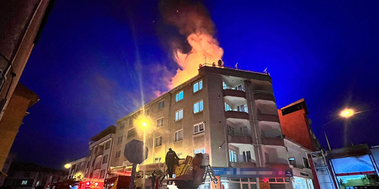 Bursa’da apartmanın çatısında yangın çıktı