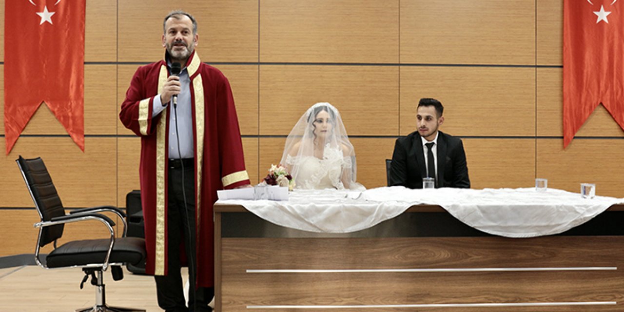 Depremzede çift yurtta nikah kıydı