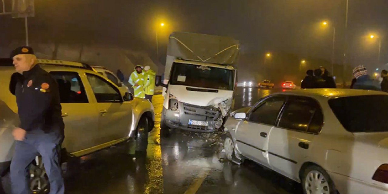 Karşı şeride geçen kamyonet 2 araca çarptı: 3 yaralı