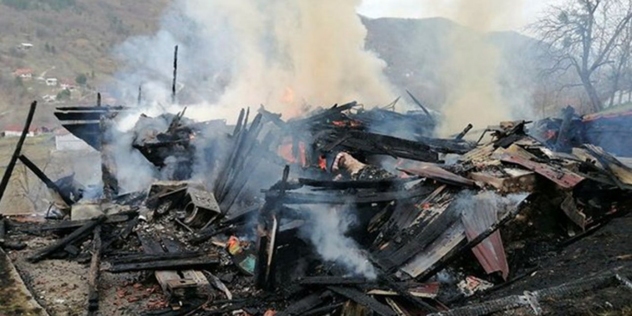 Karabük’te ahşap ev yanarak kullanılmaz hale geldi