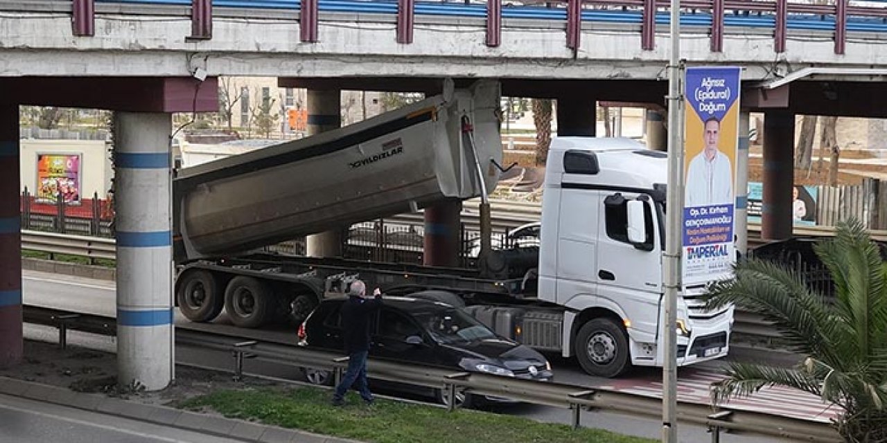 Hafriyat kamyonunun damperi köprüye çarptı