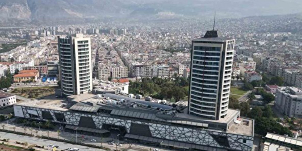 Deprem Hatay’ı yıkıp geçti: Dev yapı yerinden oynamadı
