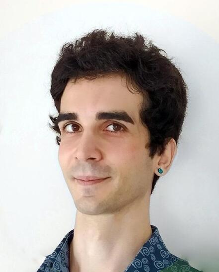 Eşinin cesedi yerde yatarken internette vakit geçirdi