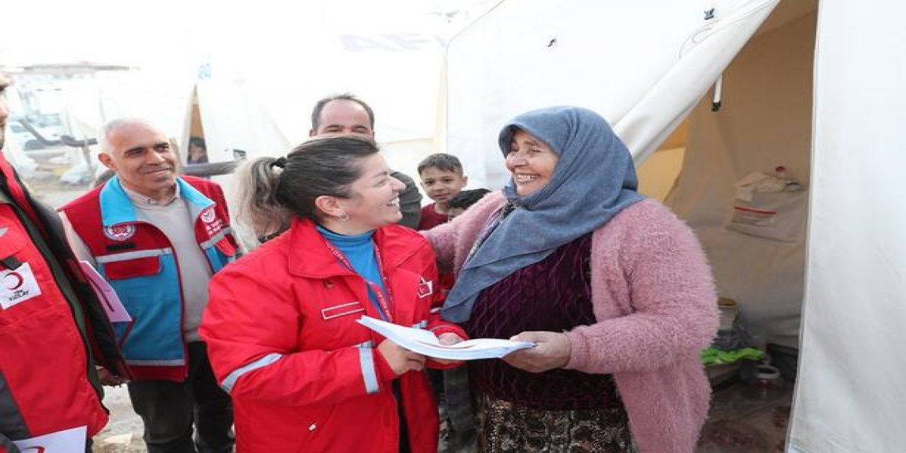 Kızılay'dan depremzedelere 70 milyon liralık alışveriş kartı