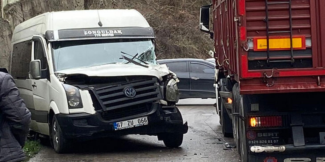 TIR, madencileri taşıyan servise çarptı: 6 yaralı