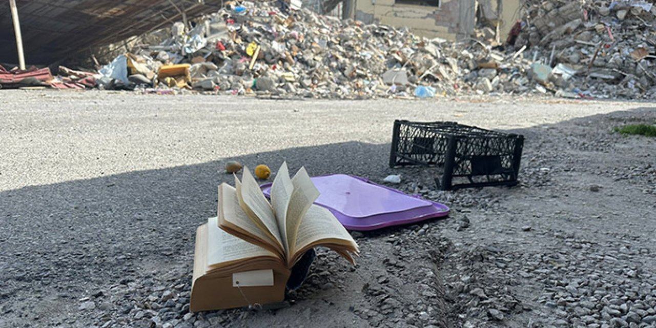 Sahaf dükkanı depremde yerle bir oldu: 90 bine yakın kitap vardı