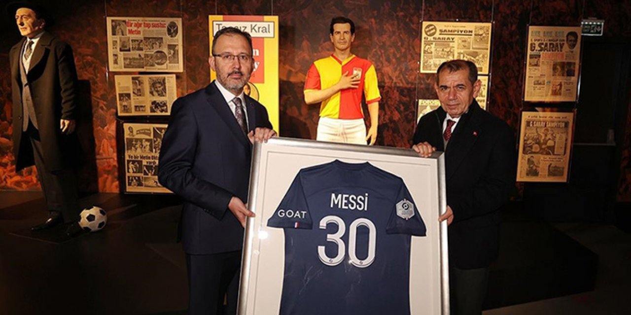 Bakan Kasapoğlu depremzedeler için Messi imzalı forma bağışladı