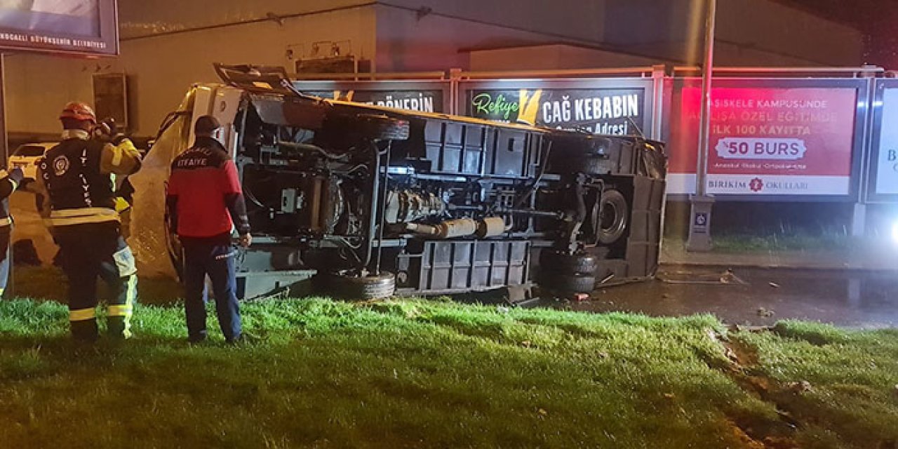 İzmit’te midibüs duvara çarparak kaza yaptı