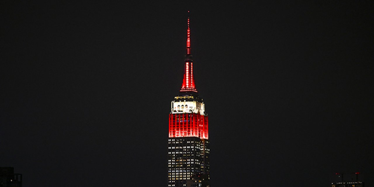 Empire State depremzedeler için kırmızı beyaz