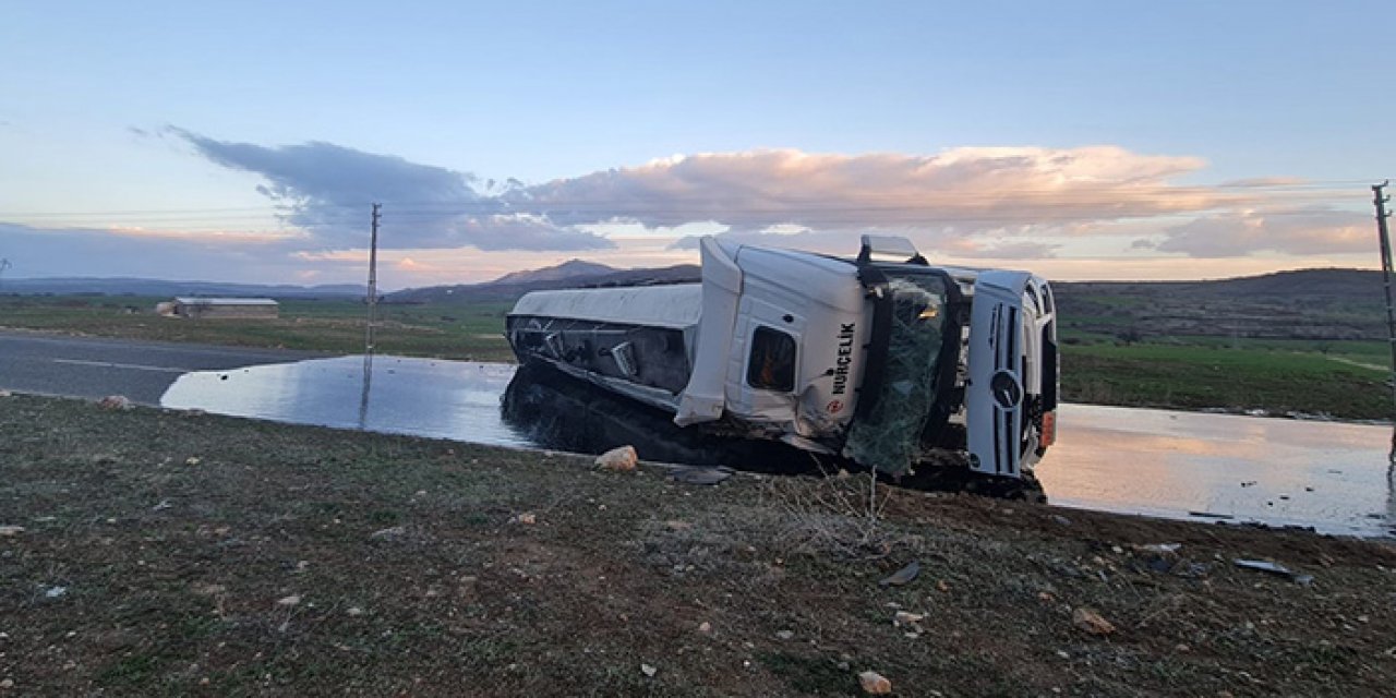 Diyarbakır’da asfalt taşıyan tanker kaza yaptı