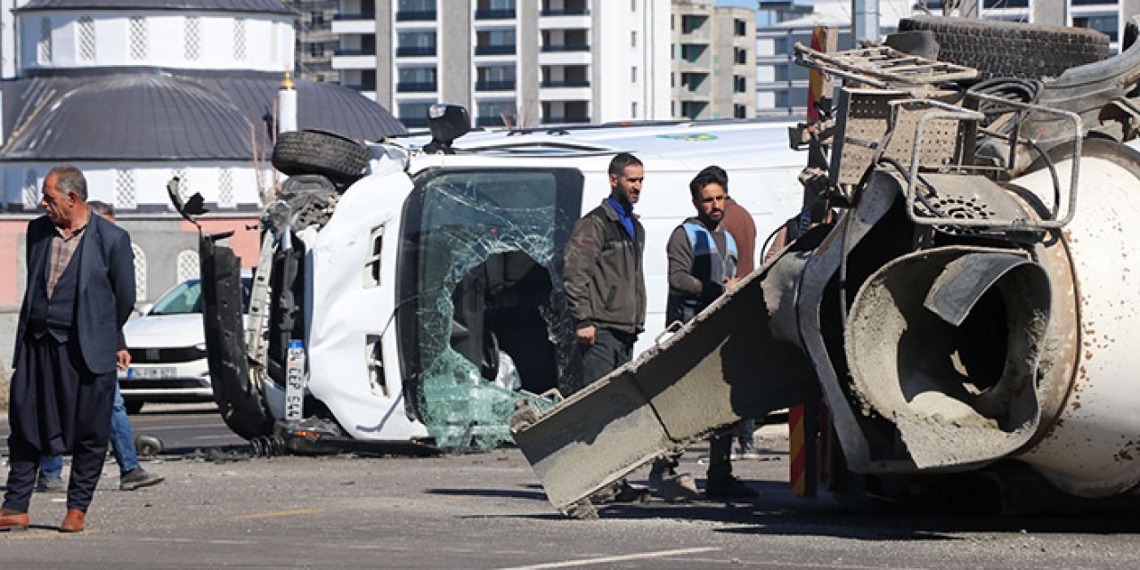 Minibüs ile beton mikseri çarpıştı: 2 ağır yaralı